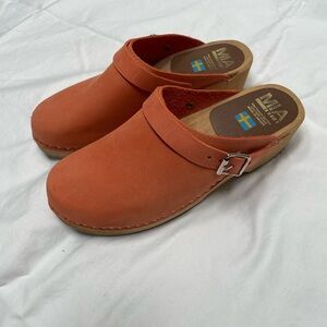 Mia Women's Orange suede clogs, size 9,